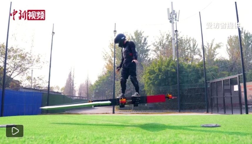 四川省の男性が人を乗せて飛ぶリアル「飛剣」を制作