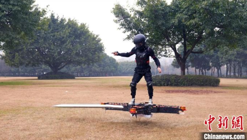 四川省の男性が人を乗せて飛ぶリアル「飛剣」を制作