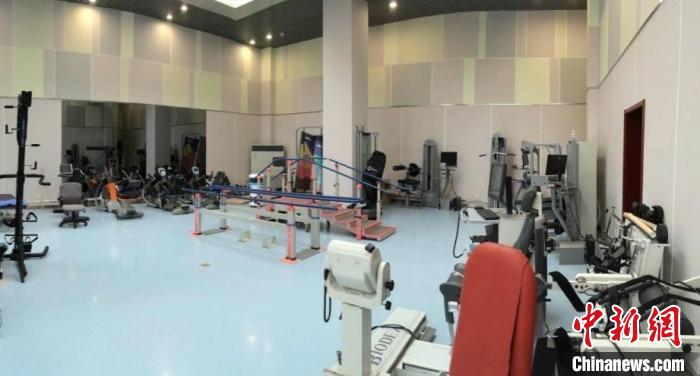 リハビリテーション科のリハビリ用設備（写真提供・中日友好医院リハビリテーション医学科）。