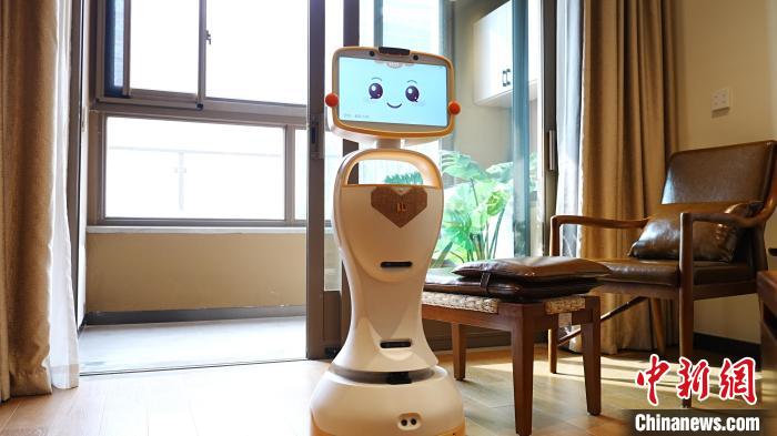 高齢者の生活に寄り添うロボット「小麗」（写真提供・成都市科技局）。
