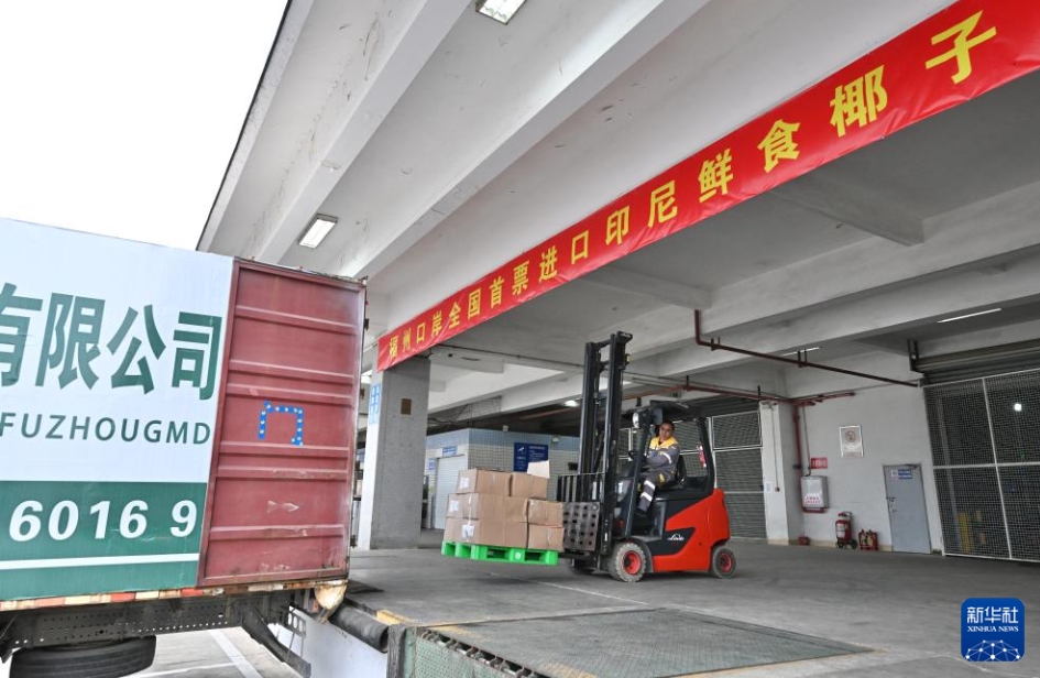 中国初輸入のインドネシア産生ココナッツが福建省福州に到着