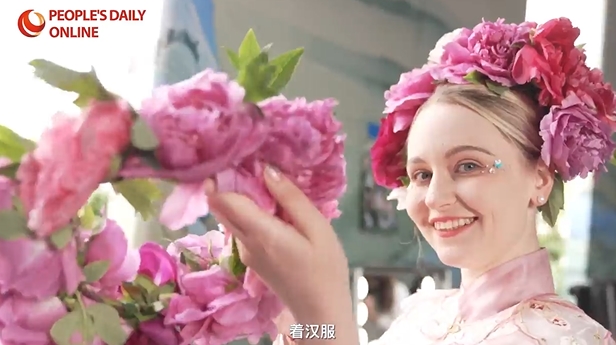 ロシア人女性が山東省菏沢市の牡丹の花の美しさに思わずウットリ