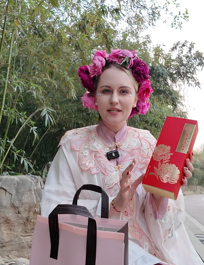 中国の牡丹の都・菏沢でロシア人女性が購入したグッズとは？