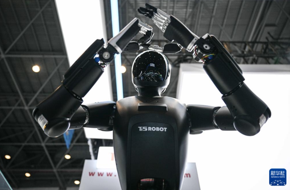 開催中の消費財博に各種最新ロボットが集結　海南省海口