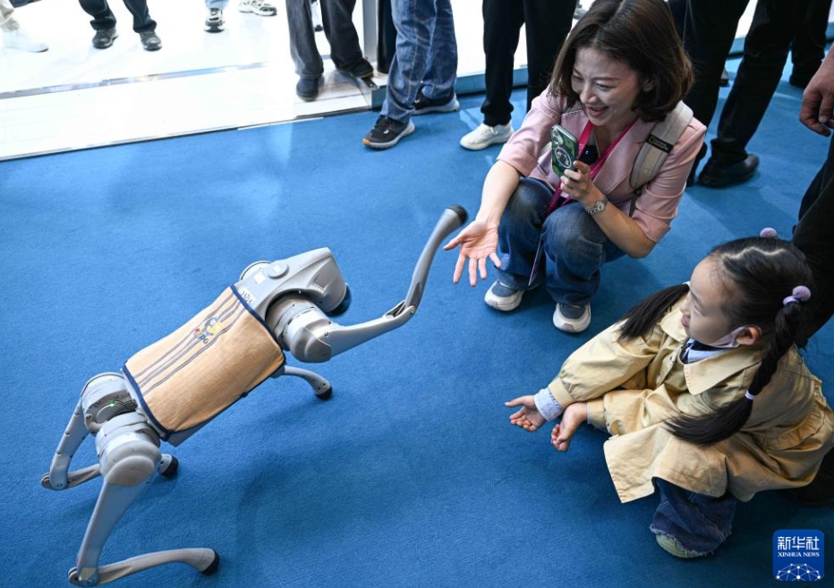 開催中の消費財博に各種最新ロボットが集結　海南省海口