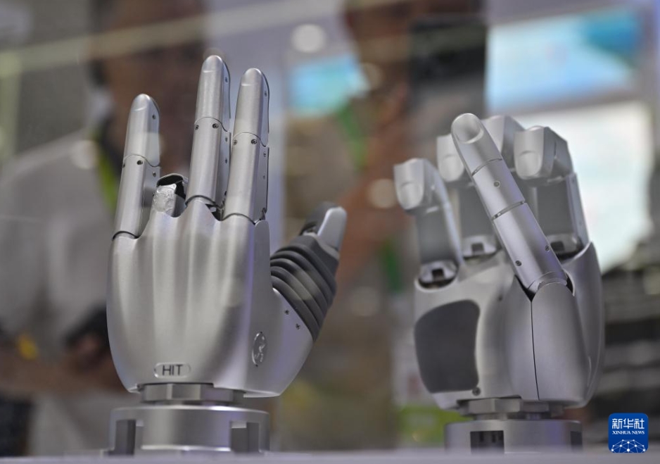 開催中の消費財博に各種最新ロボットが集結　海南省海口