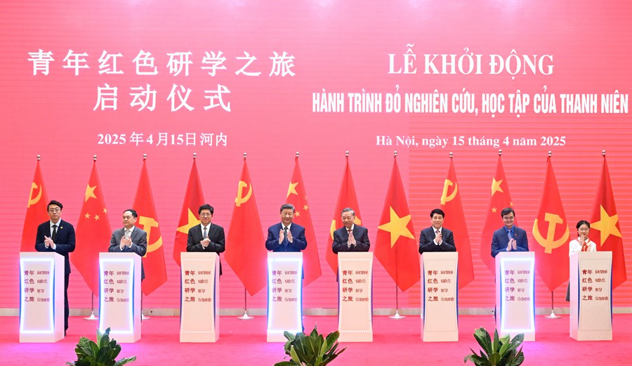 習近平国家主席がベトナム首脳と共に中越国民大親睦活動の代表と面会