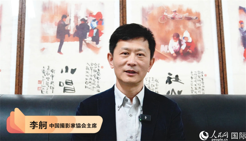 ビデオメッセージで祝辞を寄せた中国撮影家協会の李舸主席（動画のスクリーンショット）。