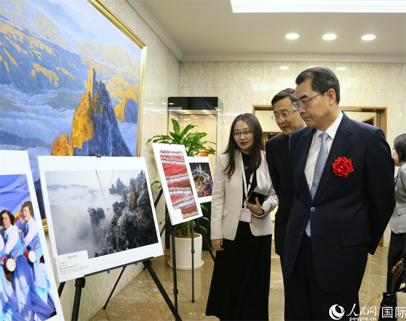 受賞作品を鑑賞する呉江浩駐日大使（写真右、撮影・許可）。