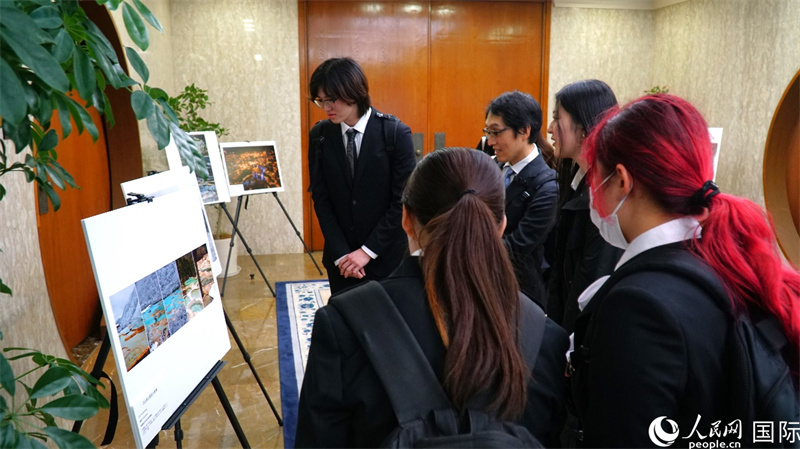 受賞作品を鑑賞する来場者（撮影・蒋暁辰）。