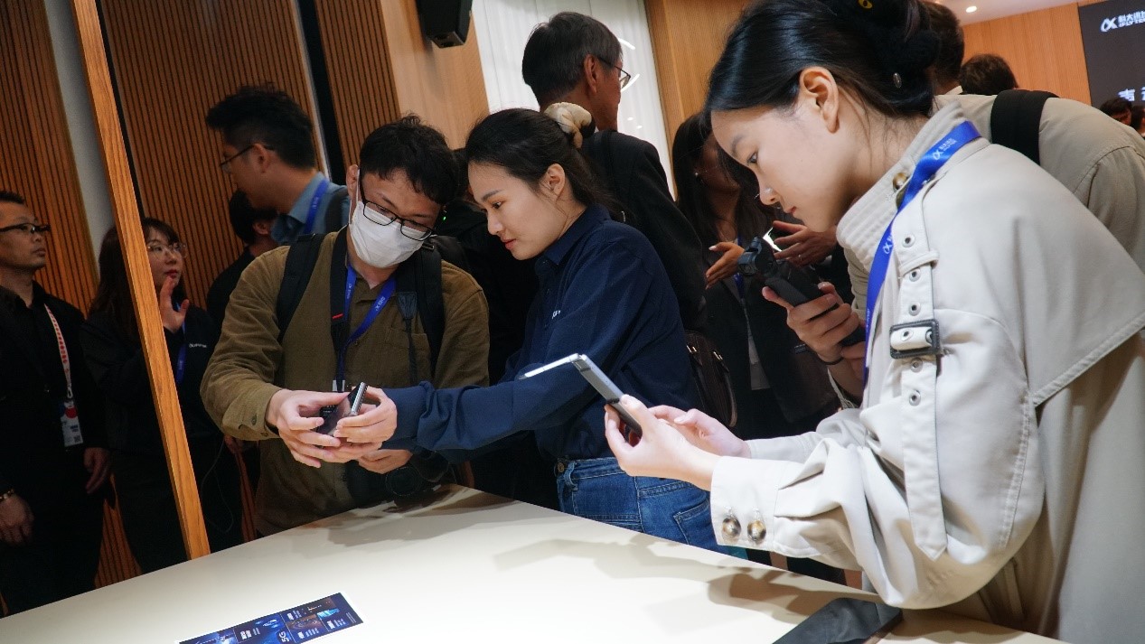 発表会では、科大訊飛のデュアルスクリーン翻訳機2.0を試用する来場者。（撮影・蒋暁辰）