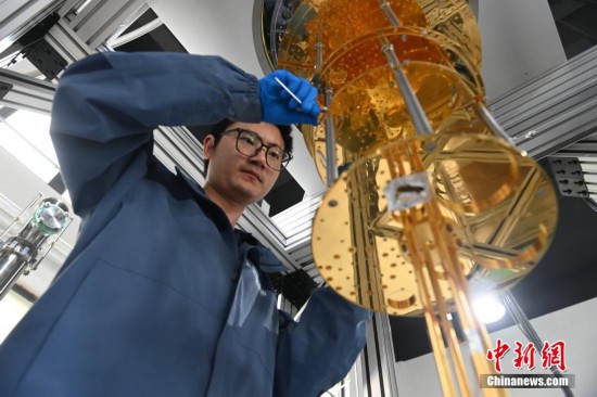 合肥知冷低温科技有限公司の製造作業場で21日、量子計算用極低温希釈冷凍機の部品の組み立てを行う技術者（撮影・韓蘇原）。