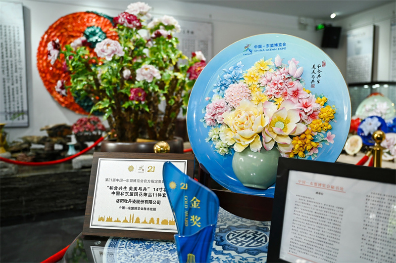 陶磁器「洛陽牡丹瓷」の独特の魅力に触れる欧州・アジアの記者　河南省