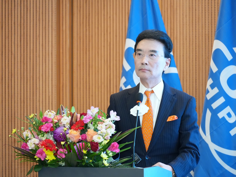 挨拶を行う在日中国企業協会の王家馴会長（撮影・許可）