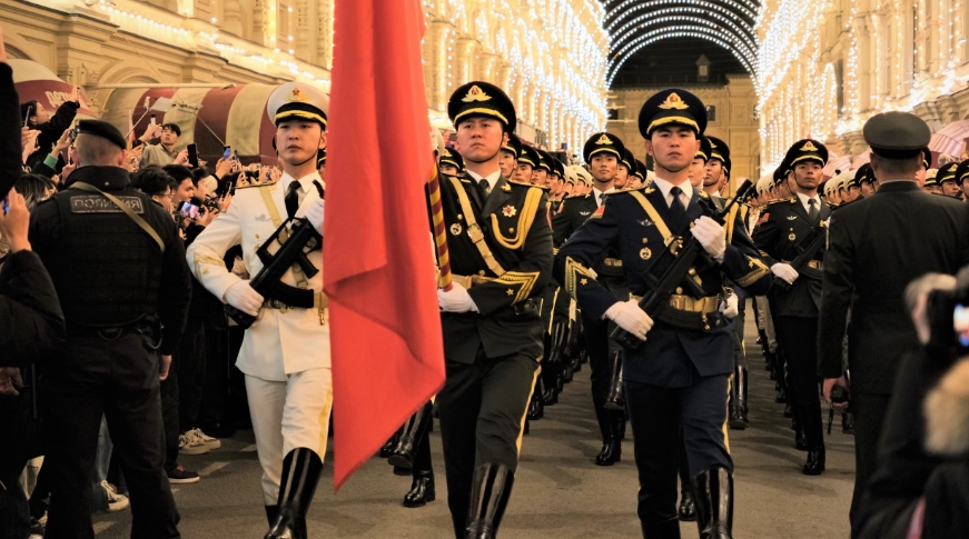 ソ連・大祖国戦争勝利80周年記念軍事パレードに中国人民解放軍部隊が参加へ                    ロシア・モスクワの赤の広場で現地時間3日夜に行われた大祖国戦争勝利80周年記念軍事パレードのリハーサルに、中国人民解放軍儀仗司礼大隊が登場し、華僑・華人、中国人留学生、現地市民の熱烈な歓迎を受けた。詳細>