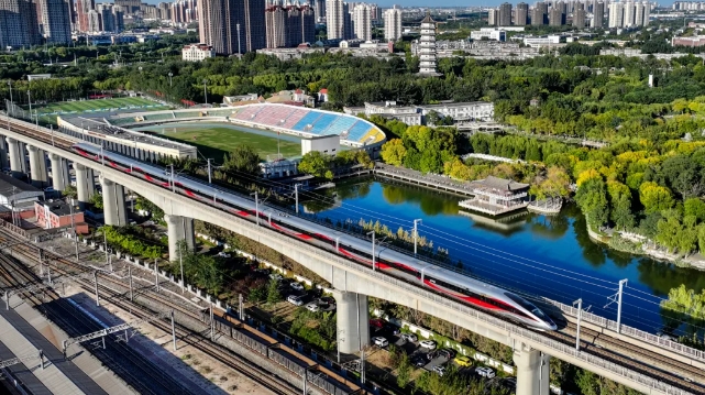 北京・天津間の高速列車増発へ！天津とユニバーサル北京結ぶバスも運行へ                    天津市交通委員会と北京市交通委員会がこのほど共同で発表した「2025年北京・天津交通移動円滑化向上の取り組み案」は、今年、北京・天津間を繋ぐ重連運転の高速列車の数と往復数を継続的に増やし、ラッシュ時間帯の輸送能力を高めるほか、北京南駅にスムーズに進入できるルートの改良工事を行うとしている。詳細>