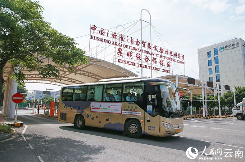 昆明総合保税区を出発する国際道路旅客輸送バス（撮影・李双平）。