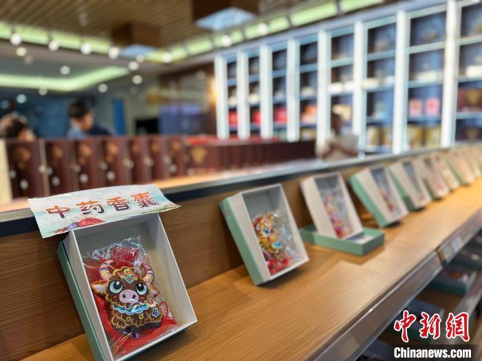 甘粛省蘭州市の甘粛省中医学病院内で販売されている「中医薬匂い袋」（5月21日撮影・閆姣）。