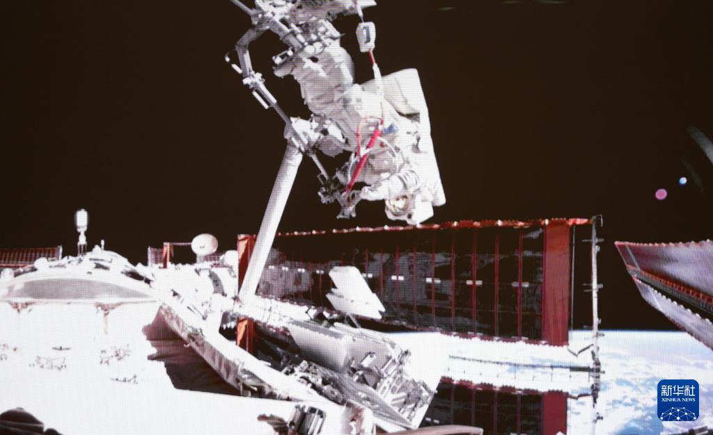 22日に北京宇宙飛行制御センターで撮影された「神舟20号」の宇宙飛行士・陳冬氏が宇宙ステーションコンビネーションの船外で作業する様子。撮影・厲彦辰