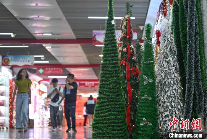 「中国製造」が海外バイヤーに人気　クリスマス用品の生産ピーク迎える浙江義烏