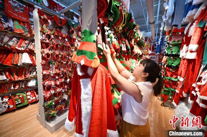 「中国製造」が海外バイヤーに人気　クリスマス用品の生産ピーク迎える浙江義烏