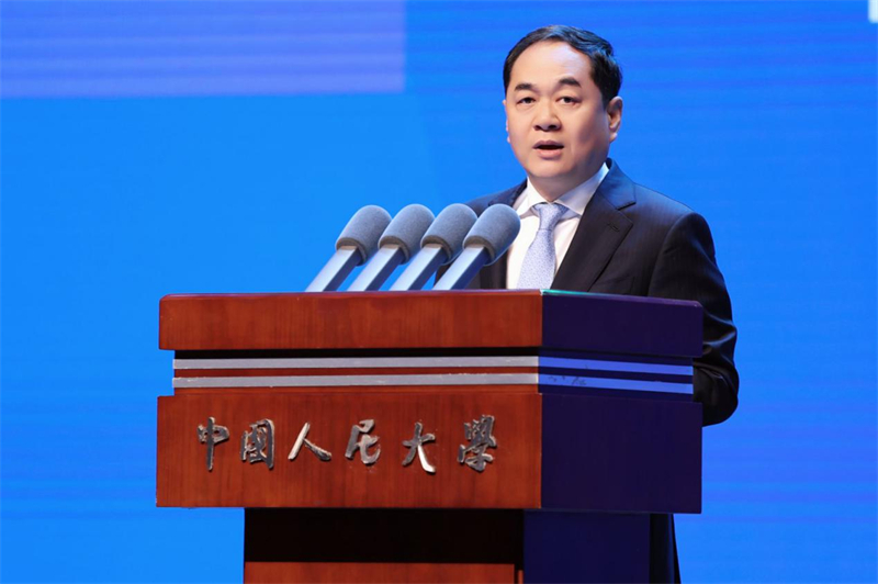 挨拶する中国人民対外友好協会の楊万明会長（写真提供・主催者）。