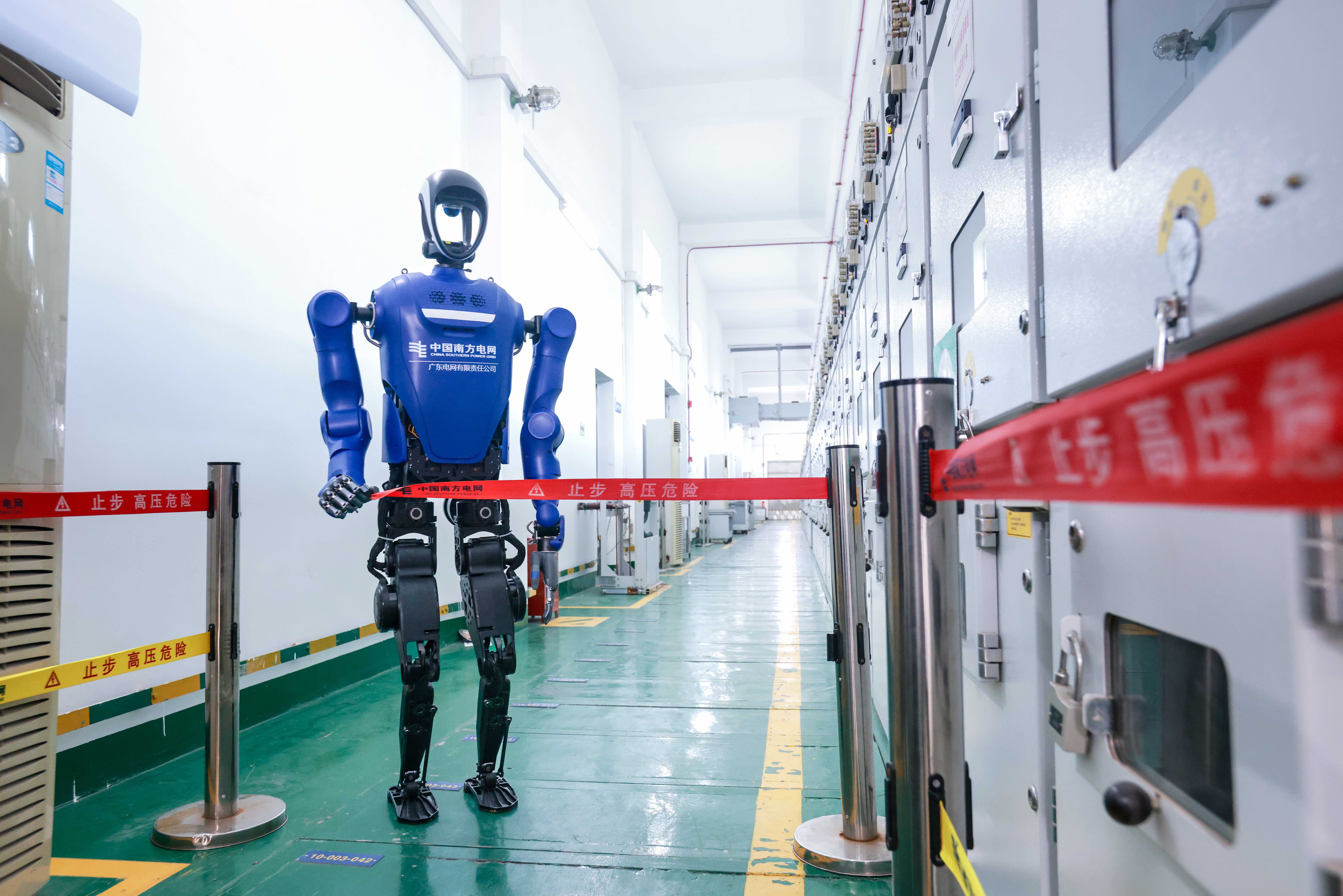 広東電網の人型ロボットが5月9日、第15回運動会重要電力供給保証変電所で運用開始された。写真は囲い設置作業を行うロボット。撮影・高方華