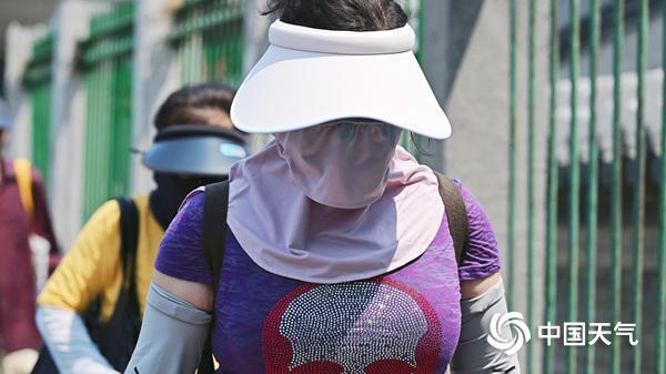 照り付ける日差しの夏日を迎えた北京(5月28日撮影・王暁)。