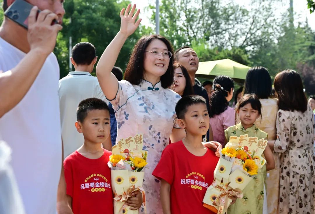 幸先の良いスタートを切るという意味の「一挙奪魁」にかけて、向日葵(中国語の葵と魁の発音が同じ)を持って受験生にエールを贈る男の子。