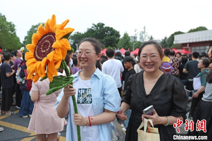 中国各地で大学入試が終了　趣向を凝らし、受験生を出迎える保護者