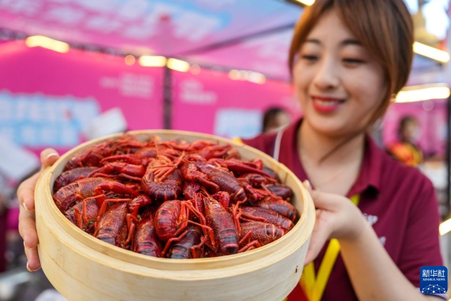 100トンのザリガニを食べる！ザリガニフェスティバル　江蘇省盱眙