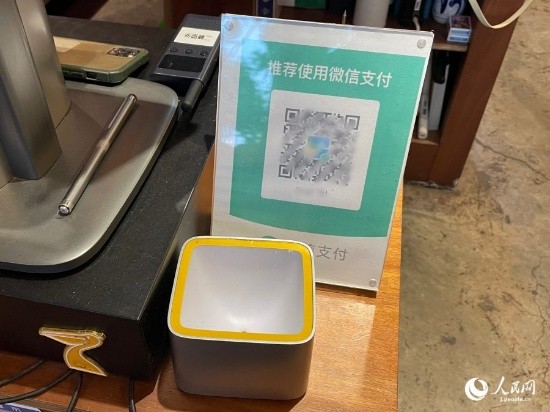 お店のレジの近くなどに設置されている様々なタイプのリーダー（撮影・勝又あや子）