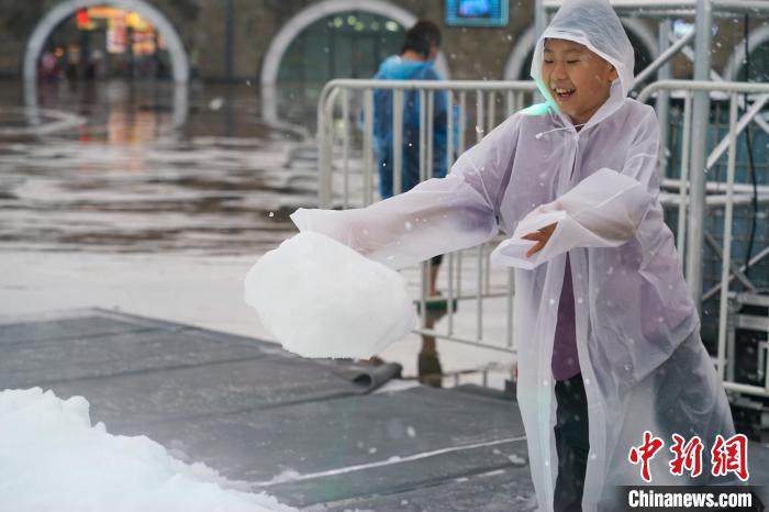 哈爾浜氷雪大世界に「屋外雪遊びエリア」登場！涼しさ満喫する来園客　黒竜江省