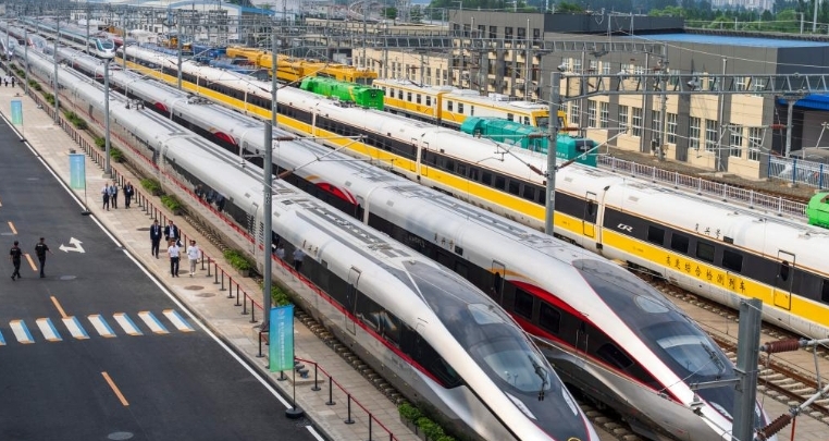 時速400キロ！ 世界最速の高速鉄道が成都－重慶を50分で結ぶ                    国務院新聞弁公室は21日、「第14次五カ年計画の質の高い達成」をテーマにしたシリーズ記者会見を開催した。国家鉄路局の安路生副局長は会見で、「目下建設中の成渝中線高速鉄道の­成都－重慶区間は、開通すれば時速400キロメートルでの運行が実現し、そうなれば成都－重慶­間を50分で移動できるようになる」と述べた。詳細>