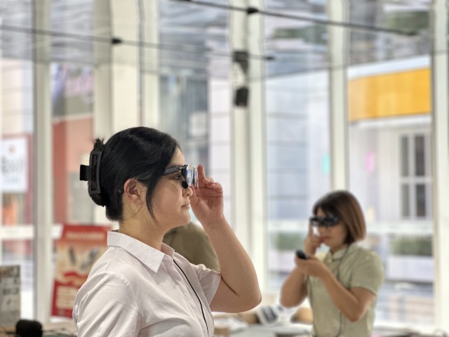 AR（拡張現実）ゴーグルを体験する観光客。（撮影・袁帥）