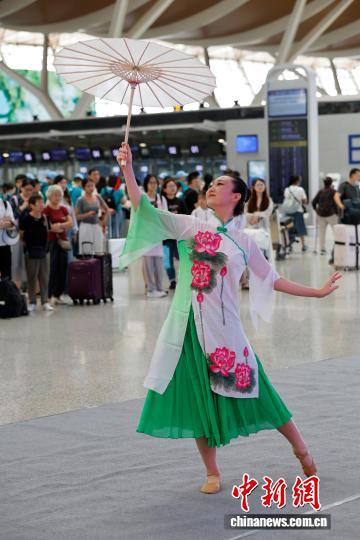 上海浦東空港ロビーで中国文化のパフォーマンス　夏休みの旅行客に素晴らしい旅行体験を提供