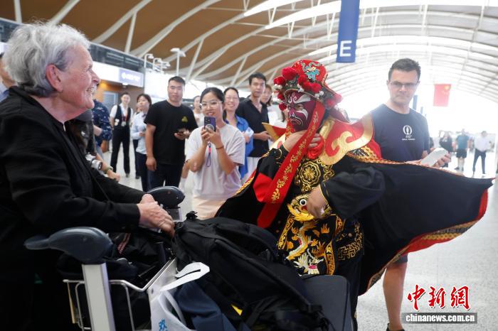 上海浦東空港ロビーで中国文化のパフォーマンス　夏休みの旅行客に素晴らしい旅行体験を提供