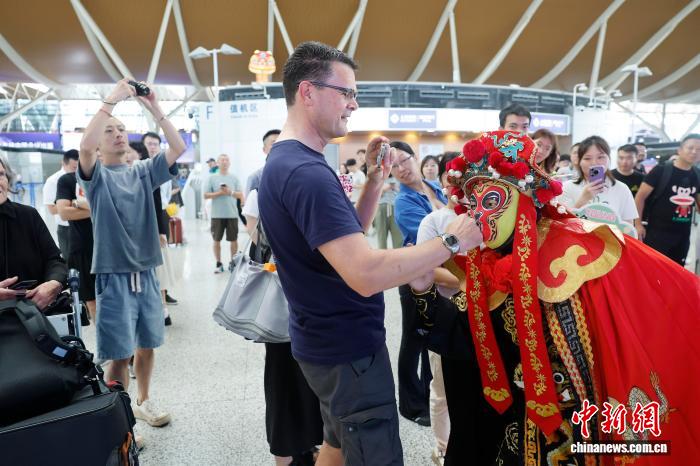 上海浦東空港ロビーで中国文化のパフォーマンス　夏休みの旅行客に素晴らしい旅行体験を提供