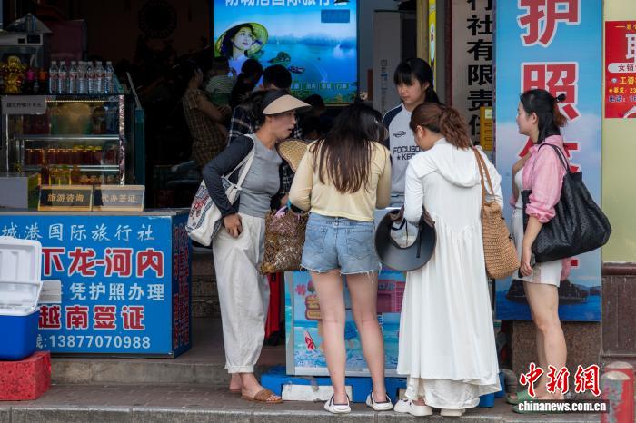 夏休みの旅行者で賑う広西・東興 　観光客を魅了する国境の風情