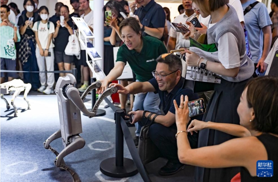 格闘技、書道、各種作業！才能あふれるロボットが続々とお披露目　世界AI大会