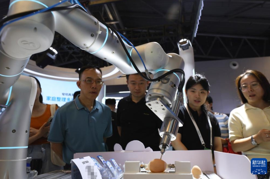 格闘技、書道、各種作業！才能あふれるロボットが続々とお披露目　世界AI大会
