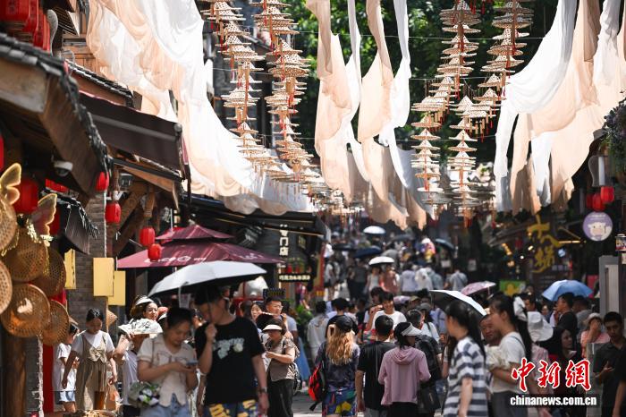 重慶で酷暑続く　かぶり笠の天幕で涼を届ける十八梯伝統風貌区