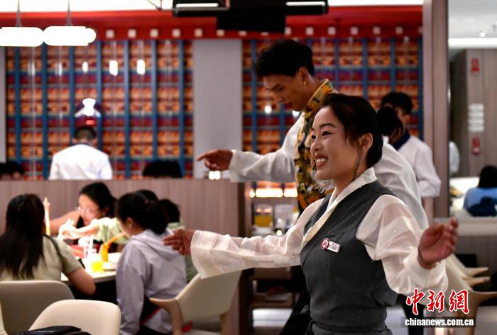 消費を活気づける飲食店のユニークなパフォーマンス　西蔵・拉薩