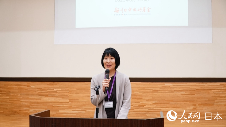 挨拶する日本・国際交流基金日本語国際センターの諏佐由有子副所長
