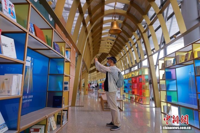 上海市で駅構内に初の「図書館」