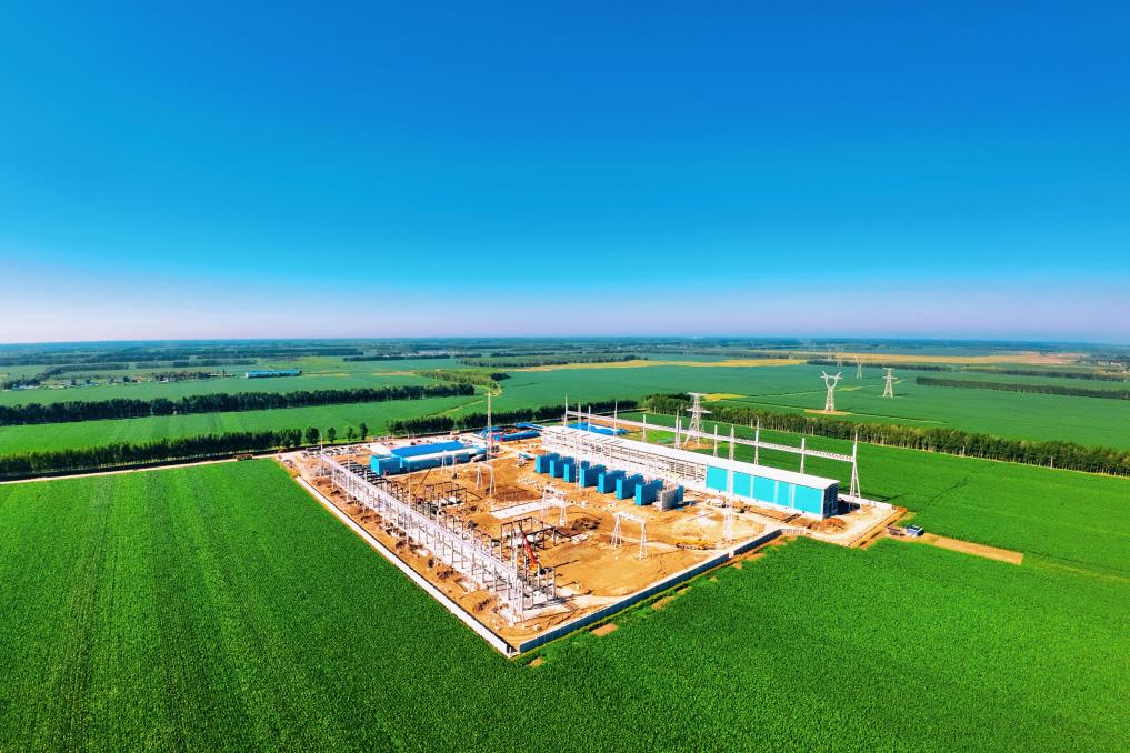 建設中の国家太陽光発電・エネルギー貯蔵実証実験プラットフォーム（大慶拠点）500キロボルト（kV）変電所。（画像提供：国家電網黒竜江省電力有限公司）