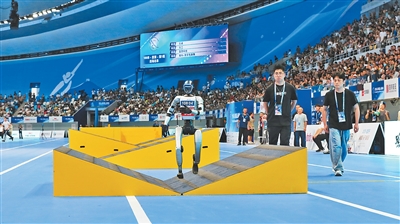100メートル障害決勝では、33.71秒で優勝した高羿科技チームの人型ロボット「宇樹G1」。撮影・王昊男