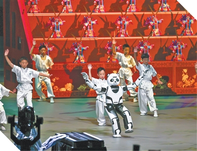 開幕式の演出では、太極拳を披露するロボット。撮影・張武軍