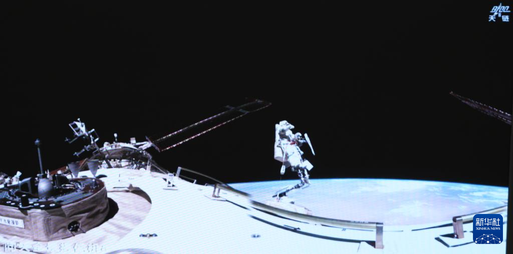 これは8月15日、北京宇宙飛行制御センターのスクリーンに映し出された、「神舟20号」の宇宙飛行士チームの陳冬氏が船外で作業する様子。撮影・厲彦辰
