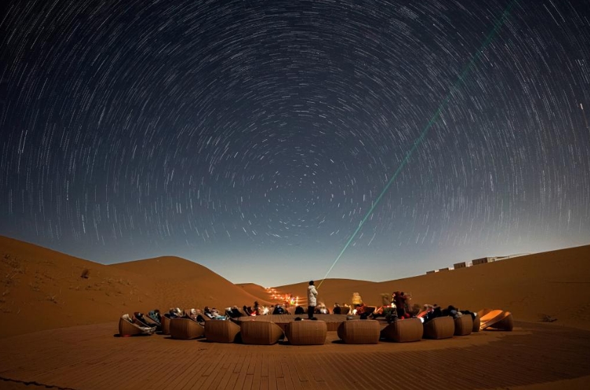星空の専門家の説明を聞きながら星を鑑賞する人々（写真提供・中衛市党委員会宣伝部）。
